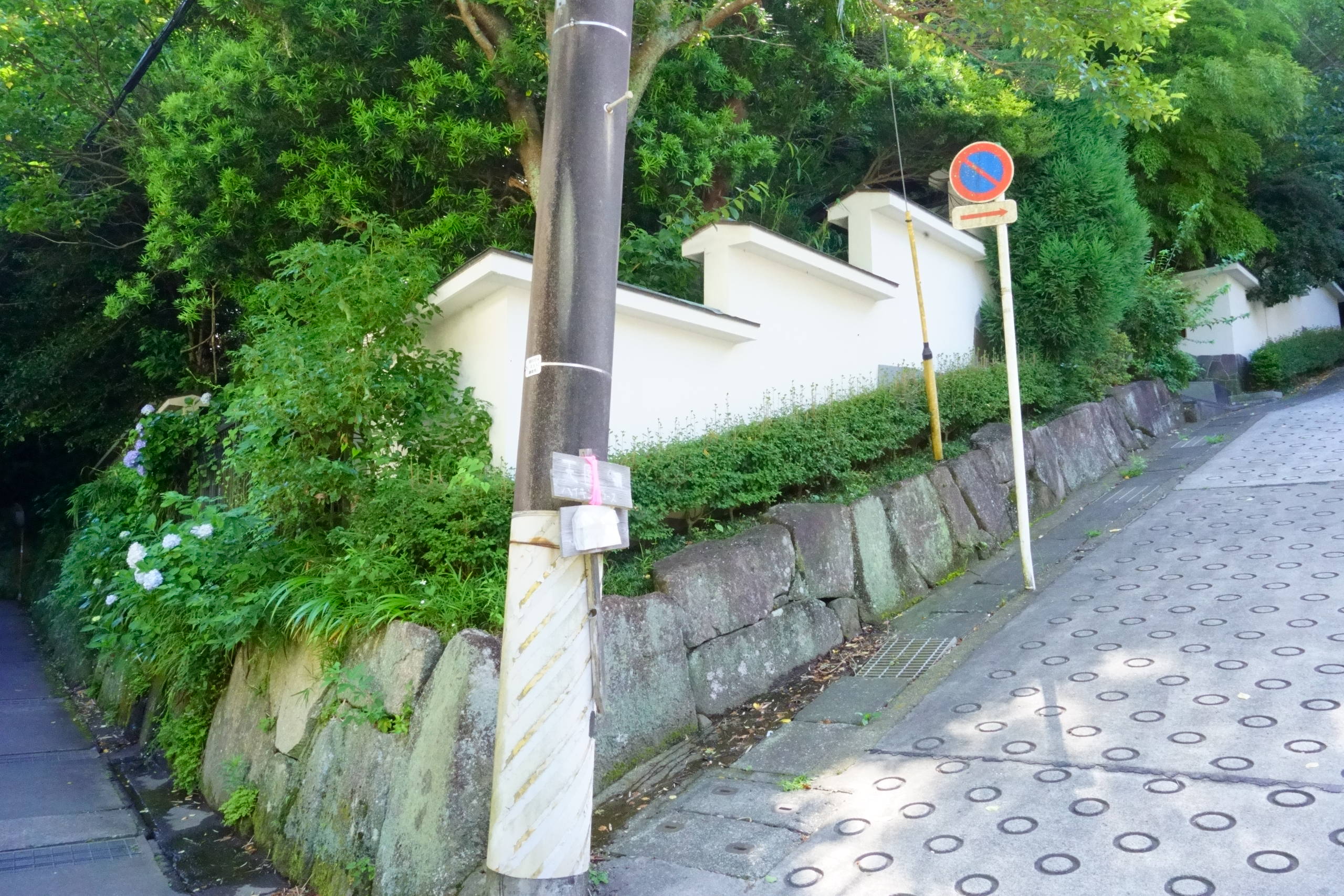 Climb up from Myogetsuin and turn right at this information board.