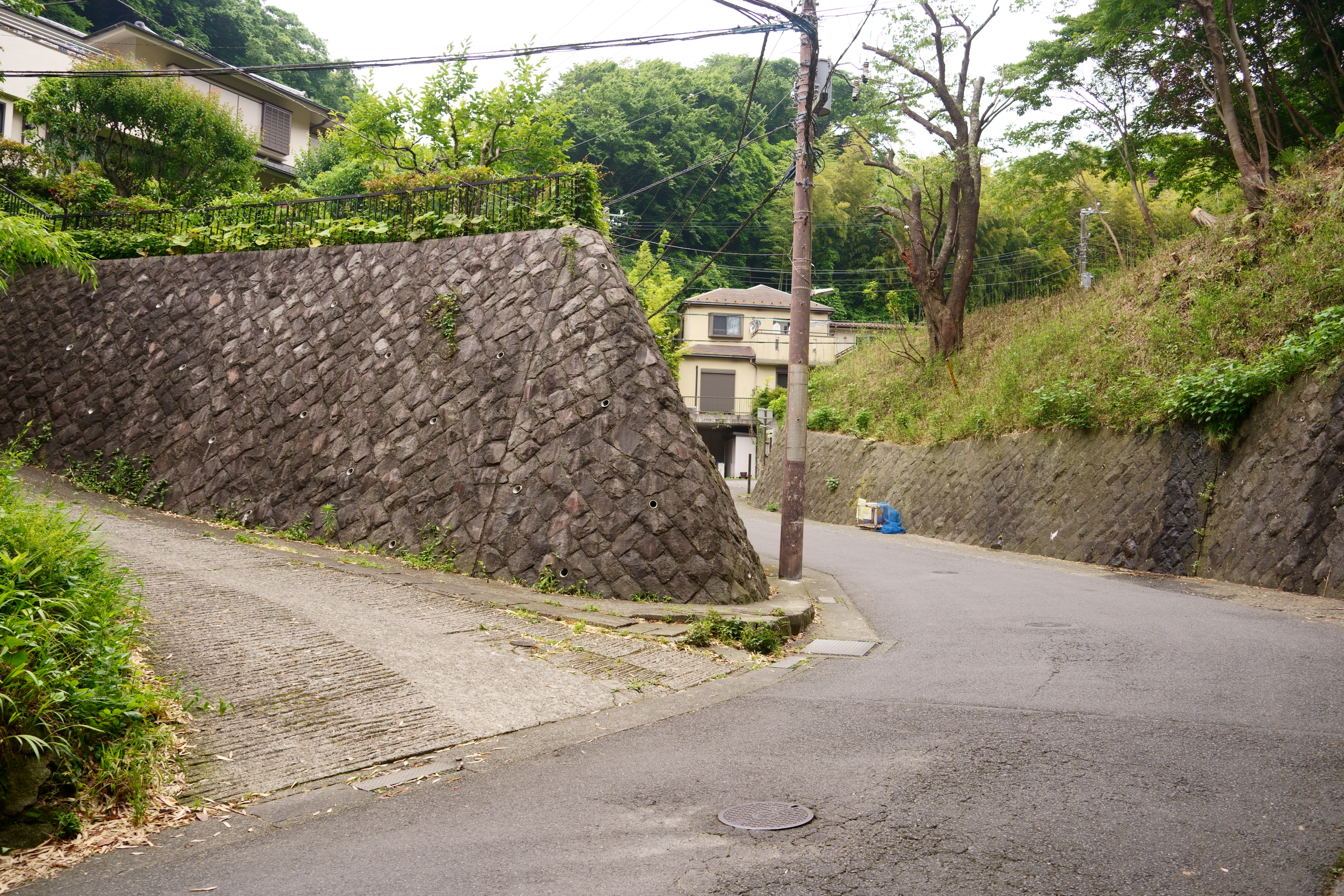 明月院から来て、ここを左へ